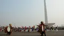 Tim Marching Band Taruna Akademi Militer tampil memeriahkan HUT RI ke-69 di kawasan Tugu Monas, Jakarta, (31/8/2014). (Liputan6.com/Helmi Fithriansyah)