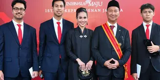 Beberapa menteri mendapatkan tanda kehormatan dari Presiden Jokowi di Istana Negara. Salah satunya yang menarik untuk dilihat adalah penampilan para istri. Loemongga memilih kebaya hitam polos yang panjang, dengan padu padan kain batik cokelat. Sentuhan bros silver menjadi pemanis penampilannya secara keseluruhan. [Foto: Instagram/loemongga]