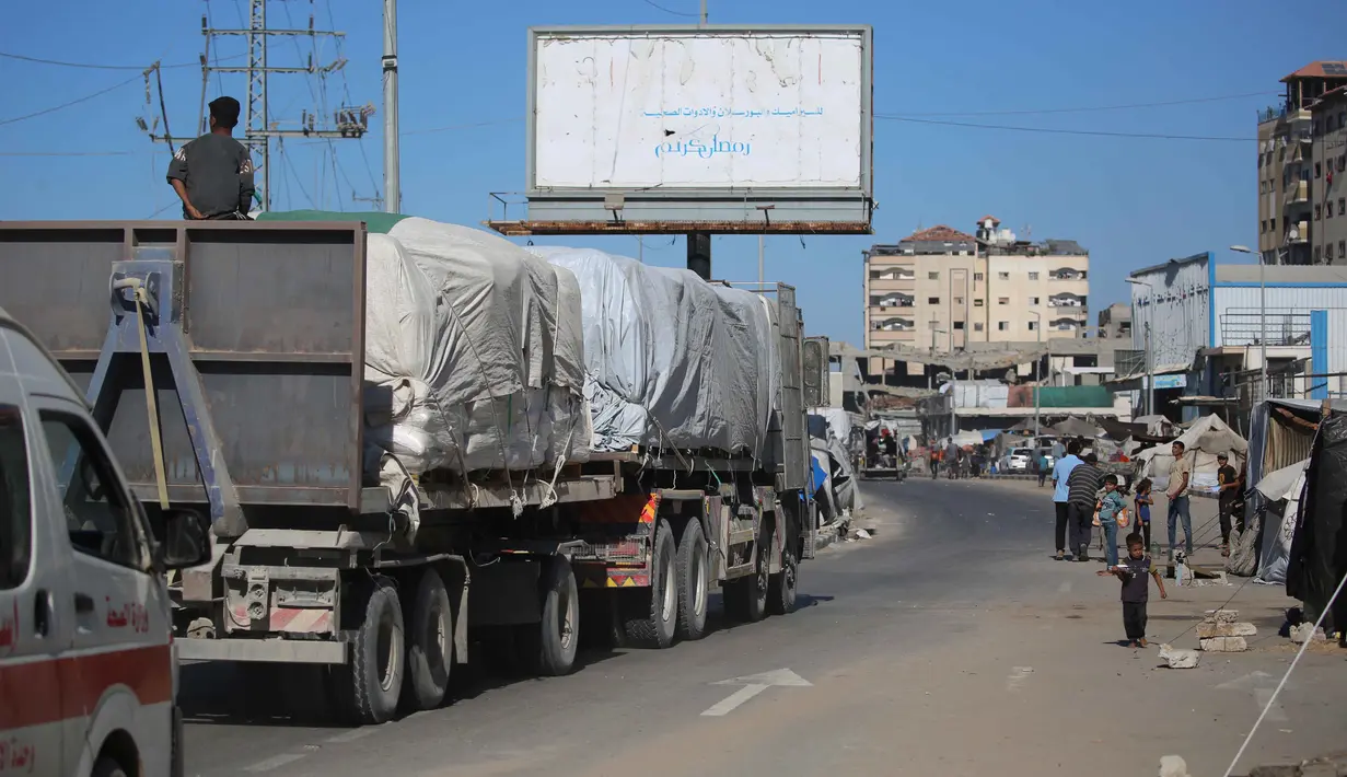 Diperkirakan sekitar 600 truk bantuan memasuki Gaza pada Minggu (12/10/2025), sesuai dengan kesepakatan gencatan senjata Israel dan Hamas. (Eyad BABA/AFP)