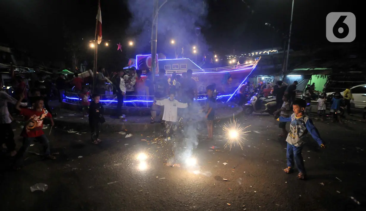 <p>Warga menyalakan kembang api saat merayakan malam Idul Fitri 1443 Hijriah di kawasan Manggarai, Jakarta, Minggu (1/5/2022). Kemeriahan malam takbir di kawasan tersebut tak terbendung digelar sangat antusias oleh warga setelah sempat dilarang selama dua tahun akibat pandemi. (merdeka.com/Iqbal S. Nugroho)</p>