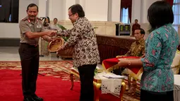Menkeu Bambang Brodjonegoro memberikan penghargaan kepada Kapolri Jenderal Pol Badrodin Haiti pada acara pemberian penghargaan dalam rangka penerimaan pajak 2015 dari Kementerian Keuangan di Istana Negara, Jakarta, Rabu (20/5) (Liputan6.com/Faizal Fanani)