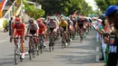 Etape keempat Internasional Tour De Banyuwangi Ijen berjarak 140,5 kilometer dimulai dari Kalibaru dan berakhir di depan kantor Pemkab Banyuwangi, Jawa Timur, (19/10/2014).  (Liputan6.com/Helmi Fithriansyah) 