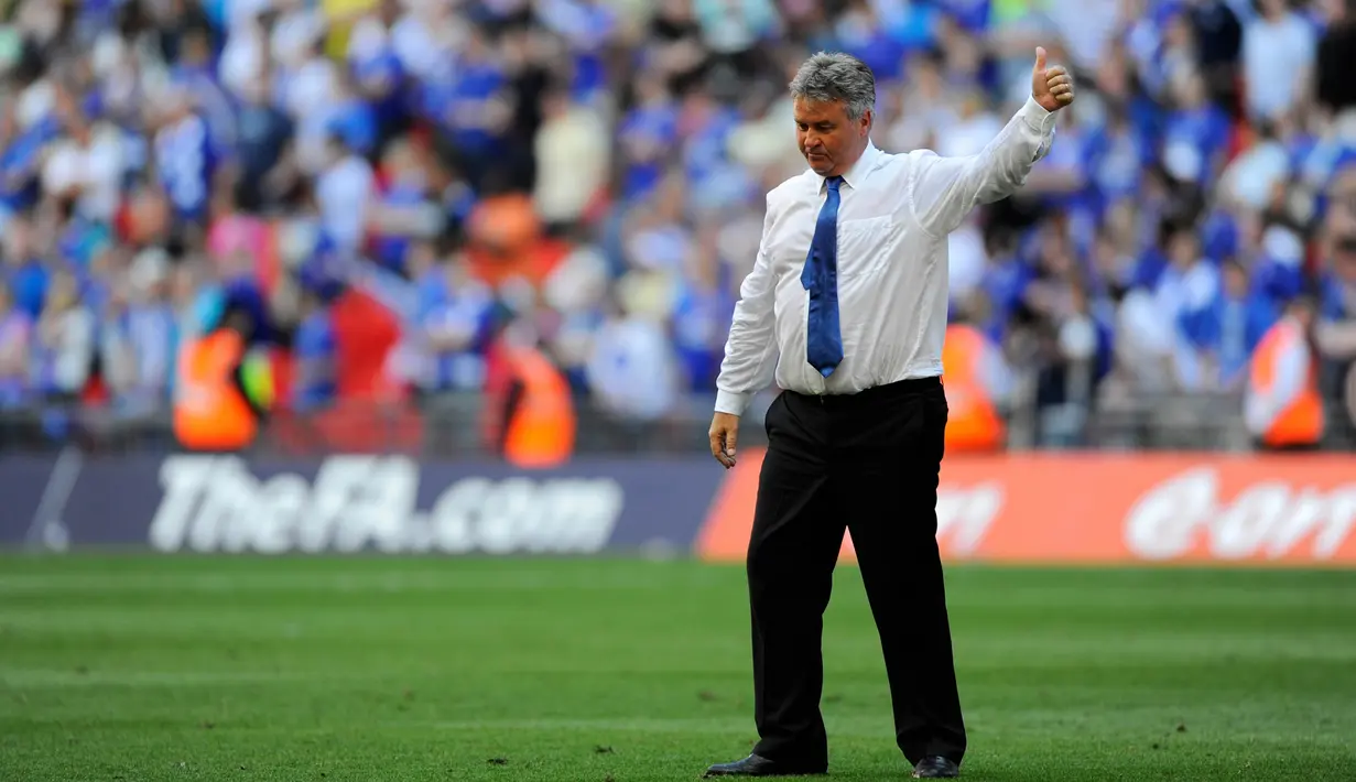 5. Guus Hiddink - Pada periode pertamanya, sang manajer berhasil meriah juara Piala FA dan hanya kalah satu kali dari 22 laga bersama Chelsea, semua catatan yang bagus. (AFP/Adrian Dennis)