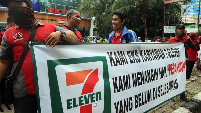 Karyawan Eks 7-Eleven membentangkan spanduk saat Demo di depan Kantor Pengusaha Sungkono Honoris, Jakarta, Rabu (9/1). Mereka menuntut pembayaran uang pesangon yang sampai saat ini belum mereka terima semenjak 7-Eleven tutup. (Liputan6.com/Johan Tallo)