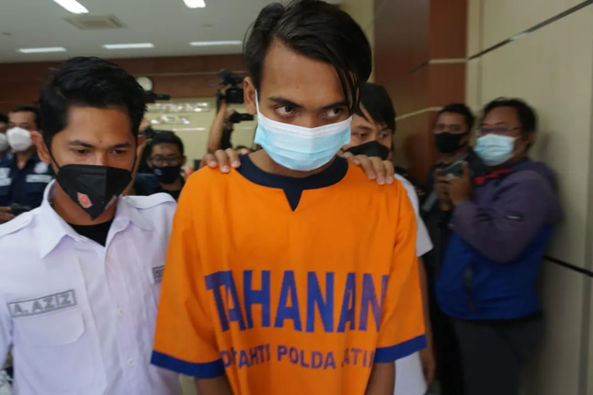 Mahasiswa AP ditangkap polisi terkait kasus jual ABG secara online. (Dian Kurniawan/Liputan6.com)