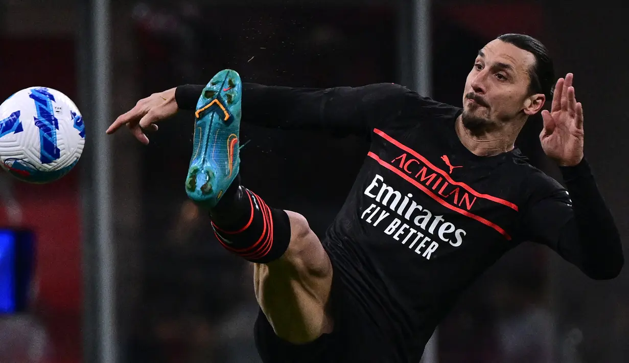 Zlatan Ibrahimovic mengontrol bola dalam laga Serie A 2021/2022 menghadapi Empoli di San Siro Stadium, Milan(12/3/2022). Striker asal Swedia yang kontraknya bersama AC Milan akan berakhir pada Juni 2023 ini memang kerap menampilkan aksi-aksi akrobatik dalam setiap penampilannya di lapangan hijau. Hal in tak lepas dari kecakapannya menguasai cabor teakwondo yang memungkinkannya memiliki kelenturan tubuh saat melakukan tendangan dalam posisi yang sulit. Taekwondo memang telah digelutinya sejak kecil dan ia telah dianugerahi gelar sabuk hitam pada 2010. (AFP/Miguel Medina)