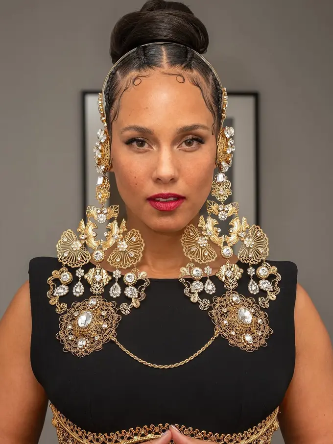 Potret Alicia Keys Tampil dengan Corset dan Anting Emas Dramatis di Grammy Awards 2024