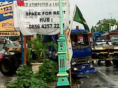 Citizen6, Brebes: Kecelakaan tunggal terjadi di jalan Jendral Sudirman, Brebes, Jateng pada, Kamis (24/11). Sebuah truk dari timur menghantam trotoar selatan jalan kemudian menabrak tiang reklame dan berbalik arah ke utara jalan. (Pengirim: Darmaji S)