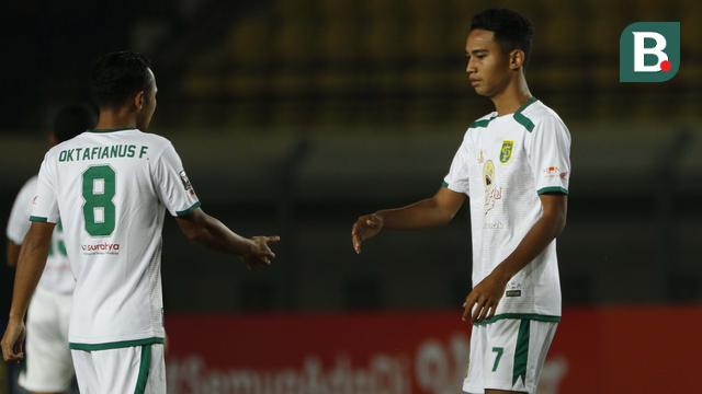 FOTO: Aksi Wonderkid Persebaya Bermain Bersama Kakaknya saat Melawan PS Sleman di Piala Menpora 2021