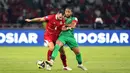 Pemain Timnas Indonesia, Jordy Amat (kiri) berebut bola dengan pemain St Kitts and Nevis, Yohannes Mitchum dalam laga semifinal FIFA Series 2026 di Stadion Utama Gelora Bung Karno (SUGBK), Senayan, Jakarta, Jumat (27/03/2026). (Bola.com/Abdul Aziz)