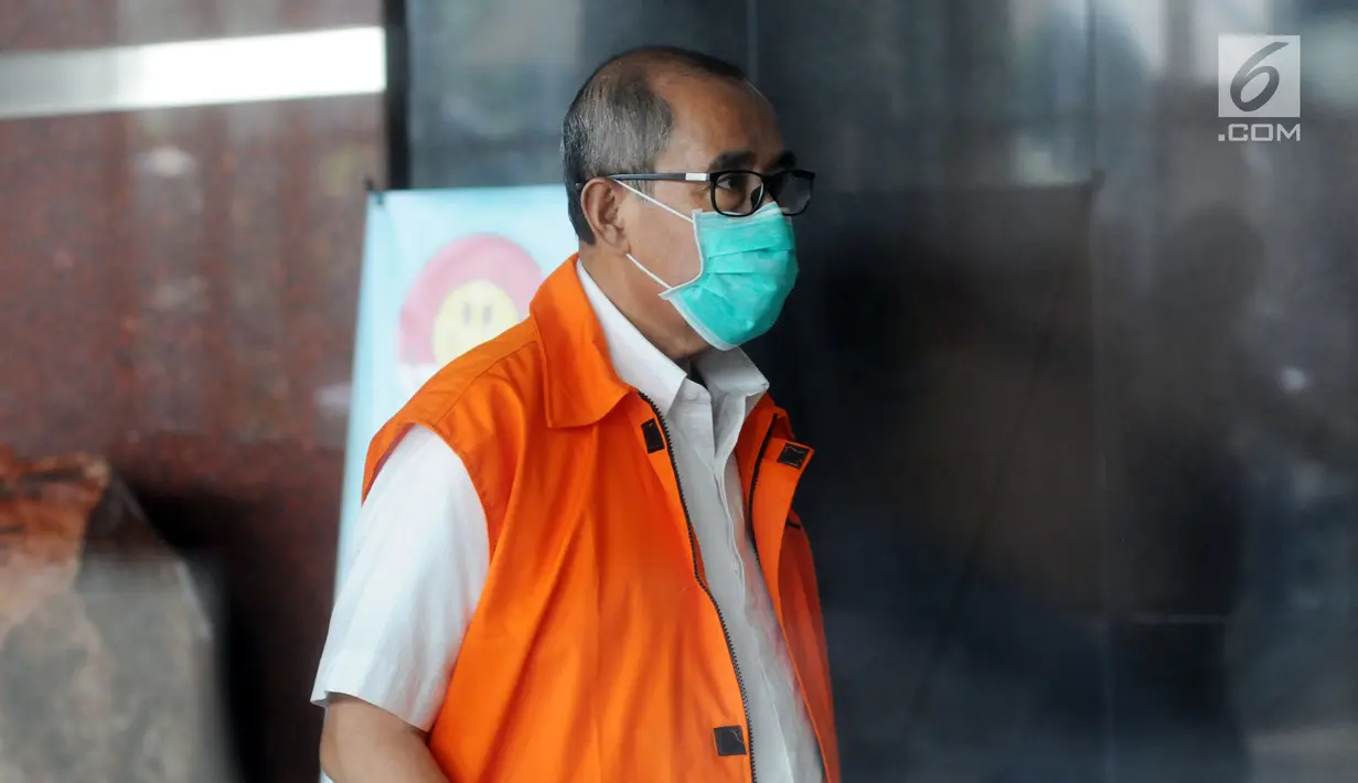 Bupati Bandung Barat Abubakar mengenakan tongkat dikawal petugas untuk menjalani pemeriksaan lanjutan di gedung KPK, Jakarta, Selasa (8/5). (Merdeka.com/Dwi Narwoko)