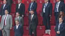 Mantan pemain Inggris David Beckham (tengah) mendengarkan lagu kebangsaan menjelang pertandingan Grup B Piala Dunia Qatar 2022 antara Inggris dan Iran di Stadion Internasional Khalifa di Doha, Qatar, Senin (21/11/2022). Beckham tampil keren dengan mengenakan setelan jas berwarna hitam dengan dasi serta sepatu berwarna coklat. (AFP/Giuseppe Cacace)