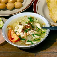 Ilustrasi soto ayam./Copyright shutterstock.com/id/g/JakaSuryanta