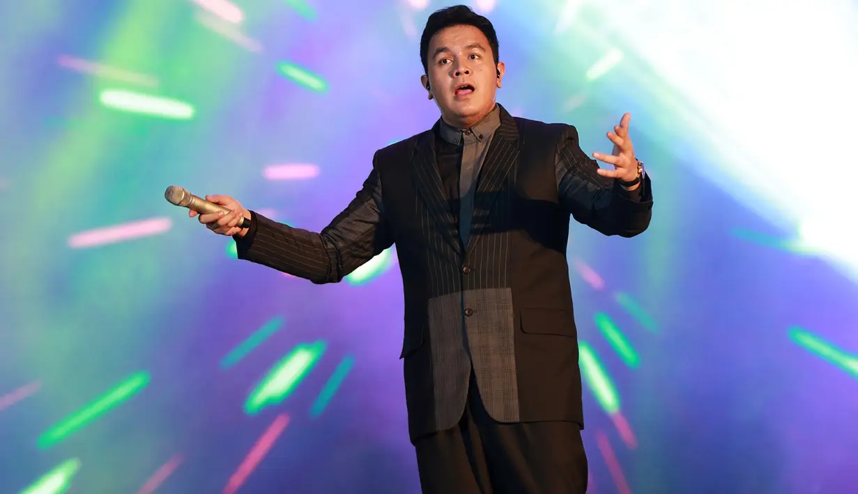 Tulus sempat grogi ketika akan membawakan lagu mantan vokalis Dewa 19 itu, namut tetap ia pesembahkan penampilannya yang terbaik agar konsernya sempurna. (Deki Prayoga/Bintang.com)
