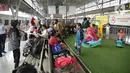 Anak-anak bermain di Stasiun Senen, Jakarta, Senin (30/12/2019). PT KAI Daop 1 Jakarta juga menyediakan Taman Bermain Ramah Anak kepada para penumpang yang membawa anak saat menunggu keberangkatan kereta. (Liputan6.com/Faizal Fanani)