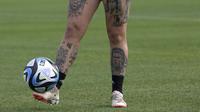 Tato bintang Portugal, Cristiano Ronaldo (kanan bawah) dan legenda Argentina, Diego Maradona (kanan atas) milik pemian Timnas Wanita Argentina, Yamila Rodriguez saat sesi latihan menjelang Piala Dunia Wanita 2023 di Ezeiza, Buenos Aires, Argentina 6 Juli 2023. (AFP/Juan Mabromata)
