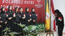Pemain menyium bendera Merah Putih saat acara pelepasan Timnas Voli Putri Indonesia untuk mengikuti ajang AVC Nations Cup 2025 di Padepokan Bola Voli Jenderal Polisi Kunarto, Sentul, Bogor. Rabu (4/6/2025). (Bola.com/M Iqbal Ichsan)