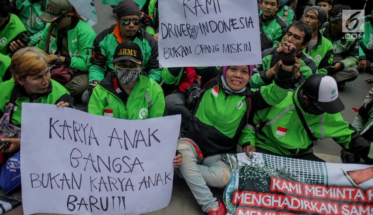Pengemudi ojek online berunjuk rasa di depan kantor Kedutaan Besar Malaysia, Jakarta, Selasa (3/9/2019). Mereka protes terhadap penyataan kontroversial bos Big Blue Taxi, perusahaan taksi Malaysia, terkait rencana Gojek mengaspal di Negeri Jiran. (Liputan6.com/Faizal Fanani)
