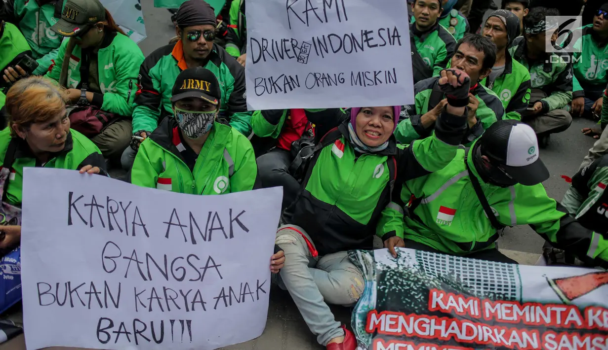 Pengemudi ojek online berunjuk rasa di depan kantor Kedutaan Besar Malaysia, Jakarta, Selasa (3/9/2019). Mereka protes terhadap penyataan kontroversial bos Big Blue Taxi, perusahaan taksi Malaysia, terkait rencana Gojek mengaspal di Negeri Jiran. (Liputan6.com/Faizal Fanani)