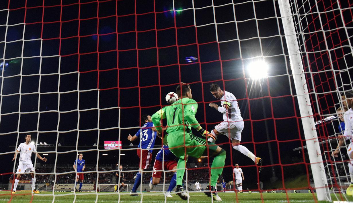 Gol pemain Spanyol, Sergio Ramos (tengah) ke gawang Liechtenstein pada laga grup G kualfikasi Piala DUnia 2018 di Rheinpark Stadion, Vaduz, (5/9/2017). Spanyol menang 8-0. (AFP/Michael Buholzer)