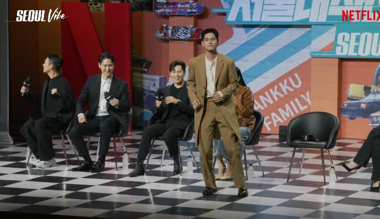 Namun acara malu-malu kucing ini tak bertahan lama. Sejurus kemudian ia berjoget mengikuti irama lagu yang diputar penyelenggara acara. (Foto: Tangkapan layar YouTube - Netflix).