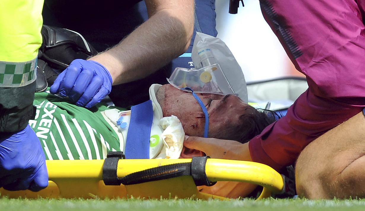 Kiper Manchester City, Ederson Moraes, wajahnya terluka akibat benturan dengan penyerang Liverpool, Sadio Mane, pada laga Premier League di Stadion Ettihad, Manchester, Sabtu (9/9/2017). Akibat insiden ini Ederson mengalami luka parah. (AP/Rui Viera)