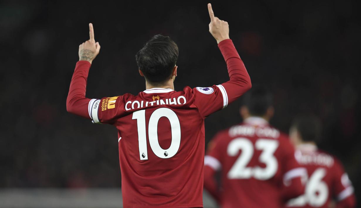 Gelandang Liverpool, Philippe Coutinho, merayakan gol yang dicetaknya ke gawang Swansea pada laga Premier League di Stadion Anfield, Liverpool, Selasa (26/12/2017). Sepanjang karier di Liverpool, Coutinho mencetak 54 gol. (AFP/Paul Ellis)