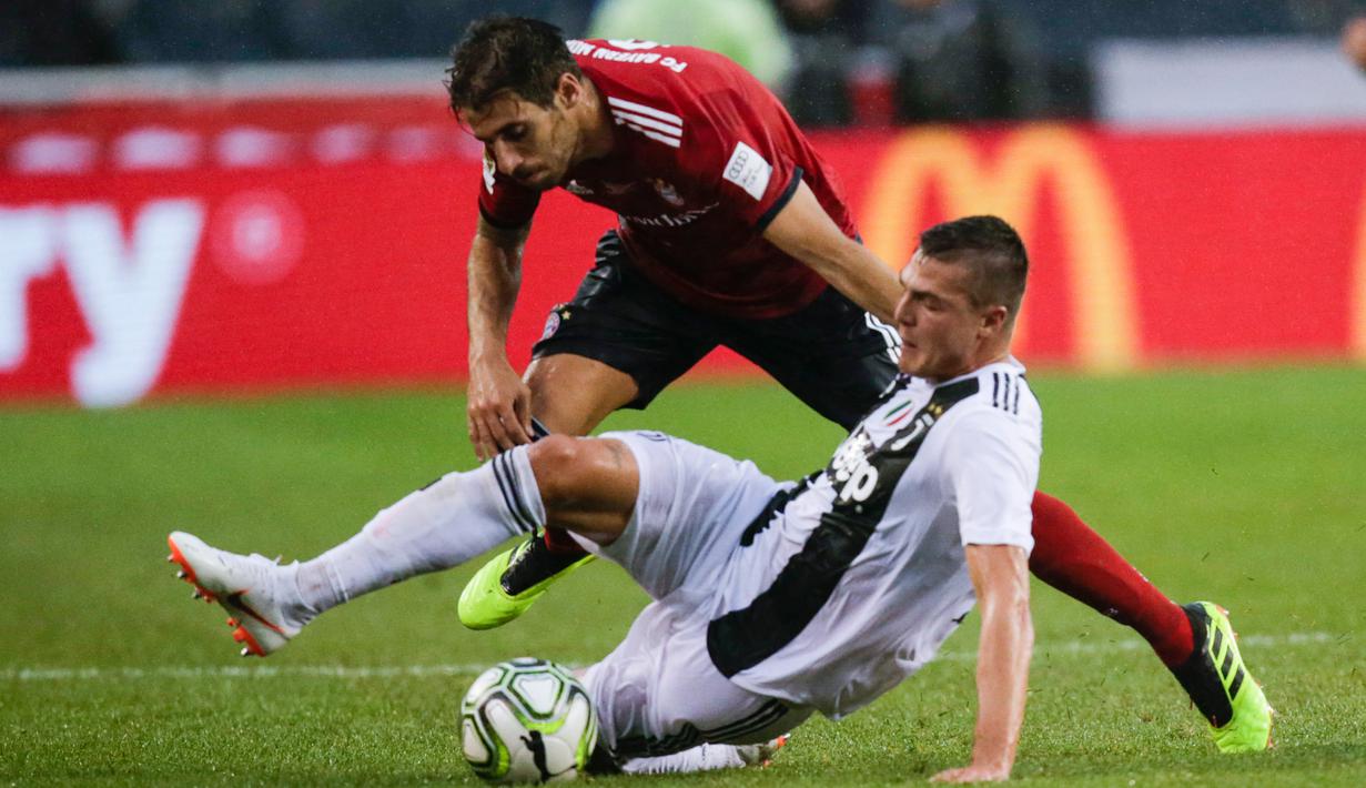Pemain anyar Juventus, Andrea Favilli (kanan) memperebutkan bola dengan pemain Bayern Munchen Javi Martinez dalam International Champions Cup (ICC) 2018 di Lincoln Financial Field, Philadelphia, Amerika Seikat, Rabu (25/7). (Eduardo Munoz Alvarez/AFP)