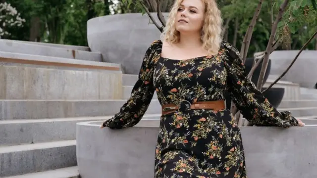 5 Tips Memilih Casual Dress yang Nyaman dan Flattering Untuk Wanita Mid-Size (photo by freepik.com)