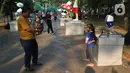 Pengunjung melihat karakter kekayaan intelektual 2023 di Plasa Selatan Monas, Jakarta, Sabtu (19/8/2023). (Liputan6.com/Angga Yuniar)
