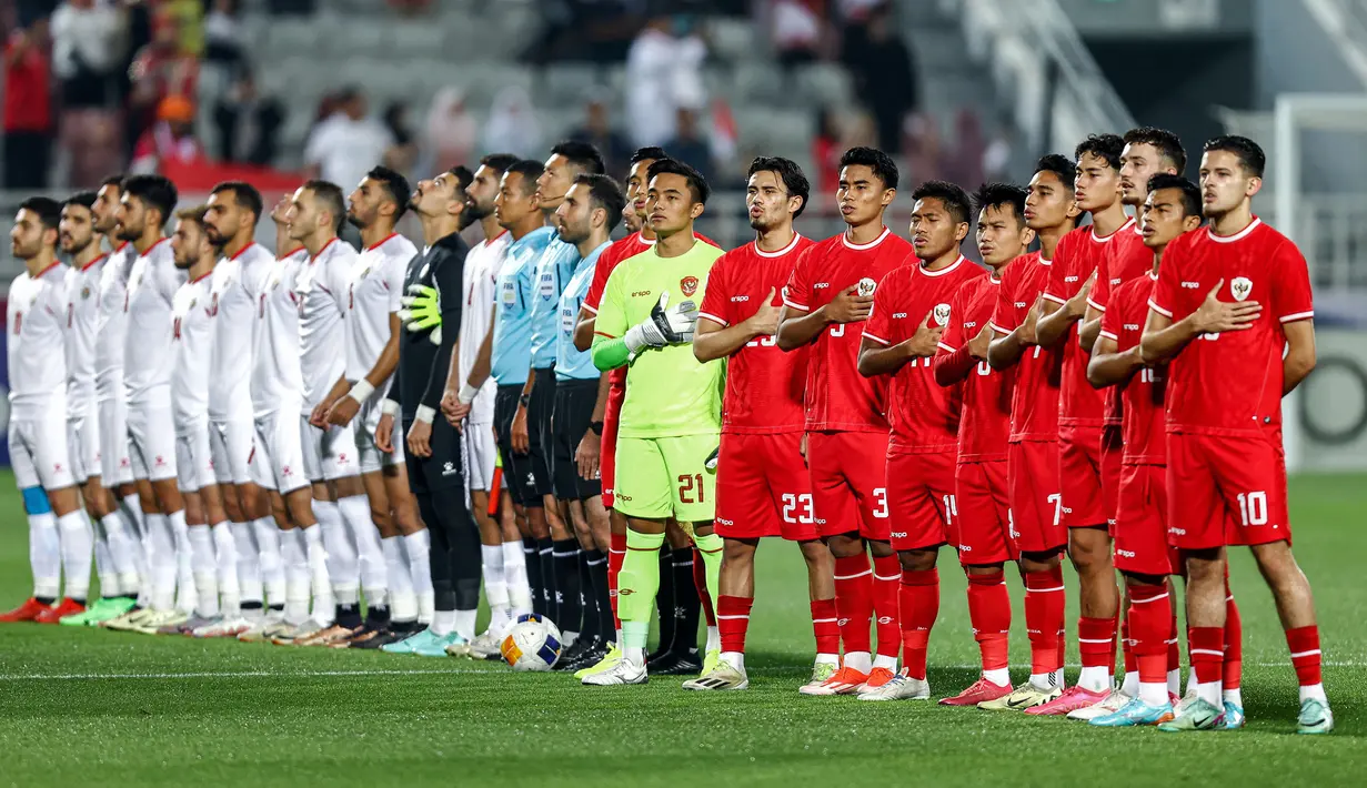 Para pemain starting XI Timnas Indonesia U-23 (kanan) berbaris menyanyikan lagu kebangsaan Indonesia Raya jelang dimulainya laga ketiga Grup A Piala Asia U-23 2024 menghadapi Yordania U-23 di Abdullah bin Khalifa Stadium, Doha, Qatar, Minggu (21/4/2024). (AFP/Karim Jaafar)