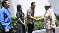 Prabowo Subianto menemui Presiden Keenam RI sekaligus Ketua Majelis Tinggi Partai Demokrat, Susilo Bambang Yudhoyono (SBY) dan keluarganya di Pacitan. (Foto: dokumentasi Demokrat)