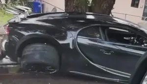 Apes Banget, Mobil Seharga Rp 48 Miliar Ringsek Usai Tabrak Trotoar