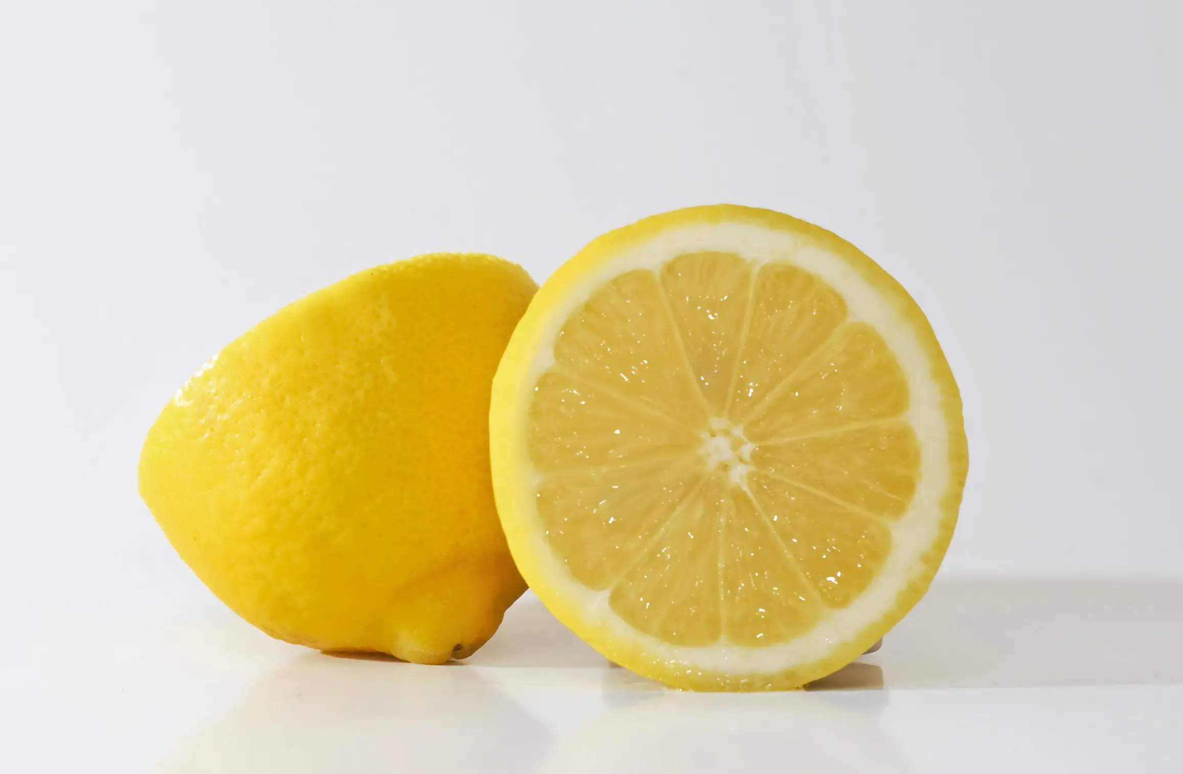 Air perasan jeruk lemon (Via: healthy-holistic.com)