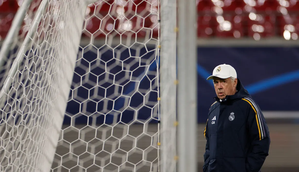 Pelatih Real Madrid, Carlo Ancelotti saat memimpin sesi latihan Real Madrid di Red Bull Arena Stadium, Leipzig, Senin (12/2/2024) jelang menghadapi RB Leipzig pada leg pertama babak 16 besar Liga Champions 2023/2024. (AFP/Odd Andersen)