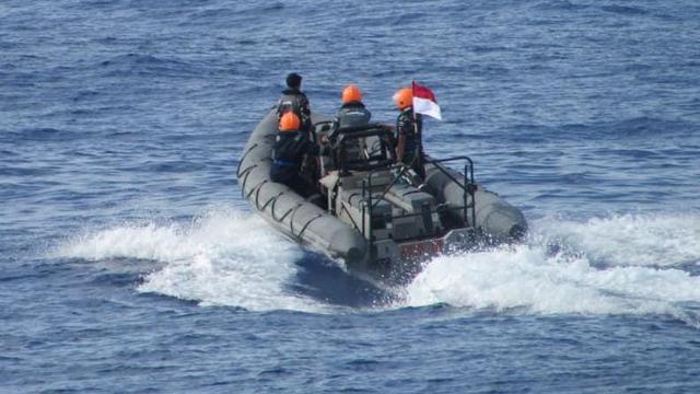 TNI AL ASelamatkan ABK WNA yang Tercebur di Laut Natuna