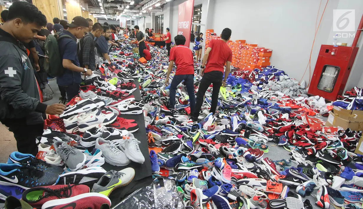 Pengunjung memilih produk yang ditawarkan dalam diskon sepatu bermerek Nike di Mal Grand Indonesia, Jakarta, Rabu (23/8). Diskon besar-besaran itu berlangsung sejak 21 hingga 27 Agustus 2017 mendatang. (Liputan6.com/Immanuel Antonius)