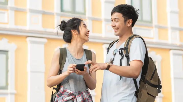 perempuan berteman dengan pria