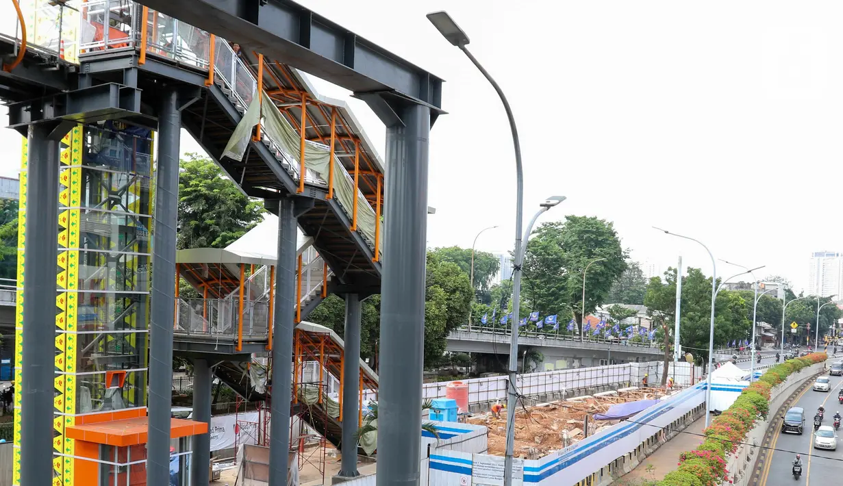 Suasana pembangunan jembatan penyeberangan orang (skywalk) di kawasan Kebayoran Lama, Jakarta, Rabu (2/11/2022). Pengerjaan skywalk sepanjang 500 meter dengan desain cahaya artistik dan dilengkapi fasilitas lift nantinya mengintegrasikan Stasiun Kebayoran dengan Halte Transjakarta Koridor 8 dan Koridor 13. (Liputan6.com/Herman Zakharia)