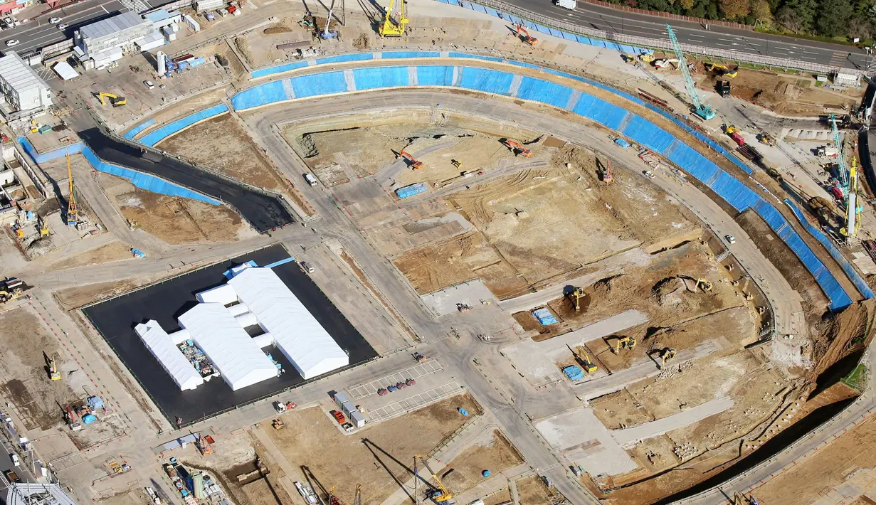 Pemandangan sebuah area yang sedang dibangun stadion baru untuk Olimpiade Musim Panas 2020 di Tokyo, Jepang (10/12). Ajang olahraga internasional tersebut akan diselenggarakan di Tokyo pada tanggal 24 Juli-9 Agustus 2020. (Reuters/Kyodo)