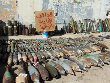 Sisa-sisa bahan peledak terlihat di sebuah kamp militer di Tripoli selatan, Libya (22/7/2020). Kementerian Pertahanan Libya dari pemerintahan yang didukung PBB pada Rabu (22/7) menghancurkan bahan peledak sisa perang dari berbagai daerah konflik di Tripoli selatan. (Xinhua/Hamza Turkia)