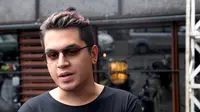 Berdandan Wanita, Kevin Julio Butuh Pembesar Payudara
