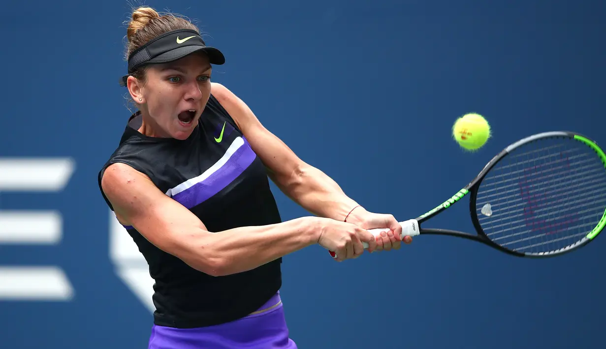 Petenis Rumania, Simona Halep mengembalikan bola ke arah Nicole Gibbs dari Amerika Serikat pada babak pertama AS Terbuka 2019 di USTA Billie Jean King National Tennis Center, Selasa (27/8/2019). Juara Wimbledon itu meraih kemenangan 6-3 3-6 6-2 atas Nicole Gibbs. (Clive Brunskill/Getty Images/AFP)