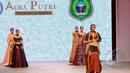 Konsep kebaya modern hasil tangan dingin Fransisca Darmawan dengan tema Keabadian Budaya Indonesia berjudul Aura Putri mewarnai panggung Indonesia Fashion Week 2015, JCC, Minggu (1/3/2015). (Liputan6.com/Panji Diksana)