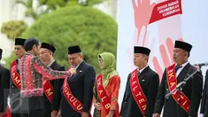 Presiden Joko Widodo (Jokowi) ketika memberikan Tanda Kehormatan Satyalencana Kebaktian Sosial kepada 893 orang yang telah melakukan 100 kali donor darah di Istana Bogor, Jawa Barat, Jumat (18/12). (Liputan6.com/Faizal Fanani)