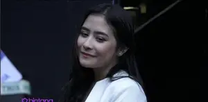 Bareng sang kekasih, Prilly Latuconsina Hadiri Konser Musik Pakai Baju Kaos
