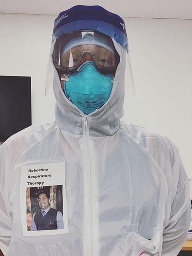 Dokter tempelkan foto di baju hazmat