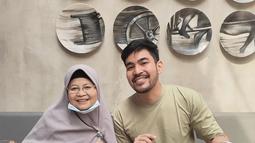 Banyak cara menyenangkan orangtua. Hal itu juga dilakukan pria kelahiran Lampung, 25 Juli 1986 ini dengan mengajak Opung menikmati makanan di sebuah restoran. (Foto: Instagram/@robbypurba)