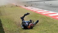 Alex Marquez bersenggolan dengan motor pembalap Pedro Acosta yang tiba-tiba kehilangan tenaga pada lap ke-12. Hal tersebut membuatnya keluar lintasan. (AFP/Daniel Ballarin)