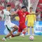 Pemain Timnas Indonesia, Nathan Tjoe-A-On (kanan) berebut bola dengan pemain Irak, Osama Rashid pada laga Grup F putaran kedua Kualifikasi Piala Dunia 2026 zona Asia di Stadion Utama Gelora Bung Karno (SUGBK), Senayan, Jakarta, Kamis (6/6/2024). (Bola.com/M Iqbal Ichsan)